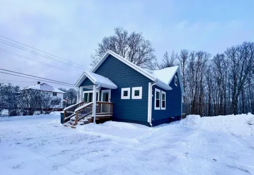 Trailside #1 Winter Fun Retreat~ Ski, Snowboard, Snowmobile, HotTub, Hiking