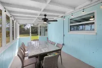 Sunshine Daydream Beach Bungalow. Walk to Beach! Great for Families! Firepit! - 2-Star