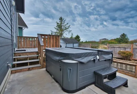 Warm Cottage w/ hot tub - across from the ocean and Damon Point