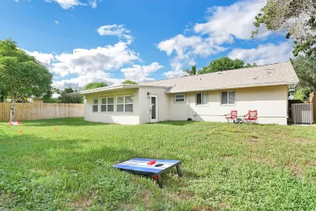 Updated Coastal 3Br w/King Bed - Outdoor Living, Private Yard, Close to Delray Отели в г. Бойнтон Бич