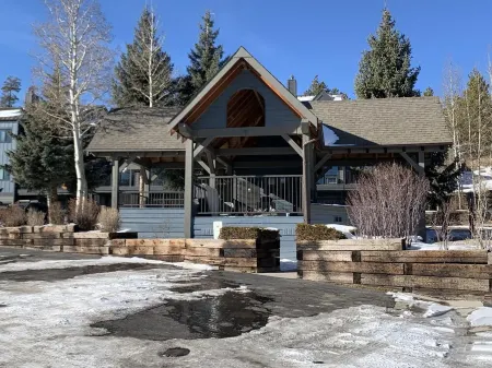 Beautifully remodeled, spacious Frisco condo directly overlooking Lake Dillon.. Отели рядом с достопримечательностью «Walmart»