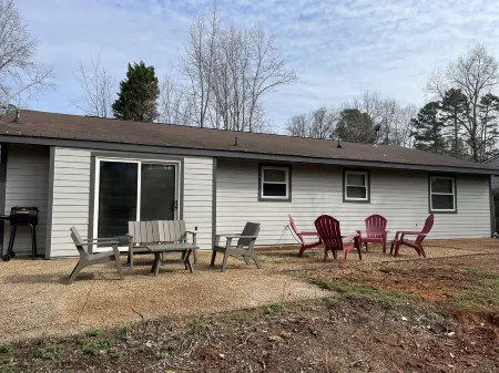 Amazing House 3 min to Lake Lanier Sleeps 6