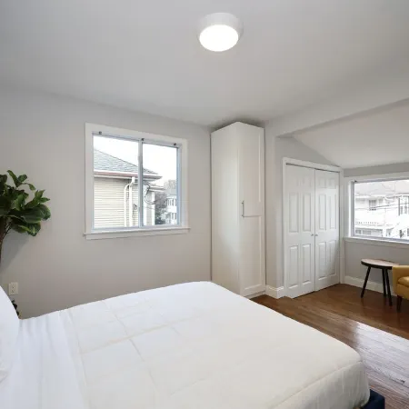 Luke House, Sleeps 14, Weddings, 2 Kitchens, Parking, Close to Airport & Boston