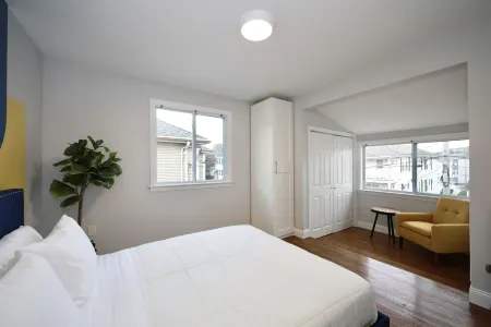 Luke House, Sleeps 14, Weddings, 2 Kitchens, Parking, Close to Airport & Boston