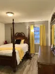 Southern Charm Sav 3BR/1.5 Bathroom Hotels near Macy's