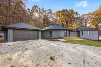 Octagon of the Ozark's. 10 minutes from Springfield! Remote feel, yet close. - 4-Star
