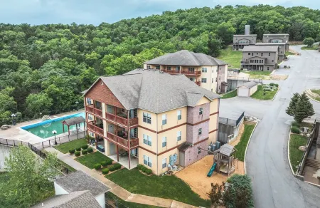 Walk-IN 3 Bedroom 2 Full Bath Luxury Condo, Sleeps 12 Lake View & Mins from SDC!