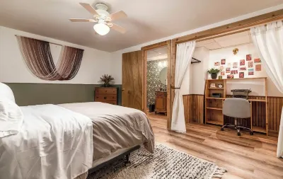 Lakeview Cabin > Unique Mid-Century Tucked in Bluff