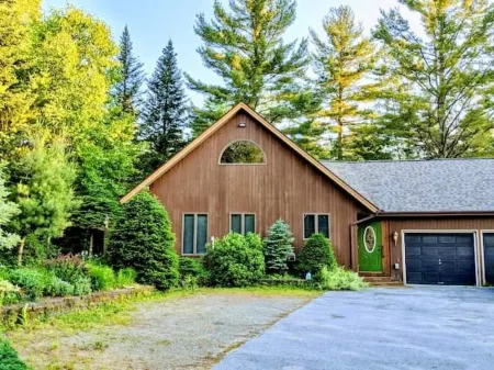 Spacious Riverfront Getaway in the Heart of the White Mountains Отели в г. Карролл