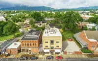 La Vie Bohéme: Southside Condo in the Thick of It