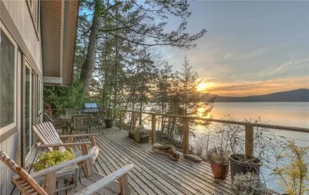 3BR Cottage with Gorgeous Sunsets, Private Beach and EV Charger