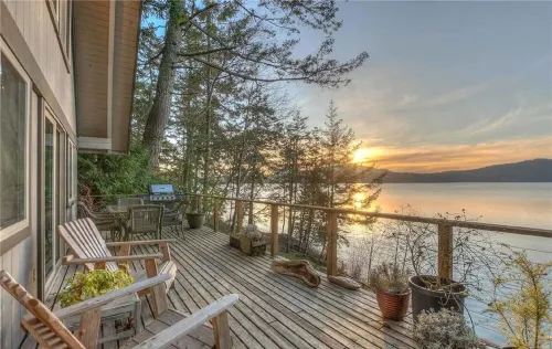 3BR Cottage with Gorgeous Sunsets, Private Beach and EV Charger