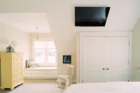 Pristine Two bedroom getaway near Lake Express Ferry & Lake Michigan Hackley Public Library's Local History and Genealogy Department - Torrent House附近的飯店