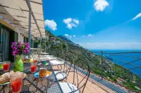 L'INCANTO House on the Amalfi Coast.  Spacious and wonderful terrace overlooking the sea 푸로레 호텔