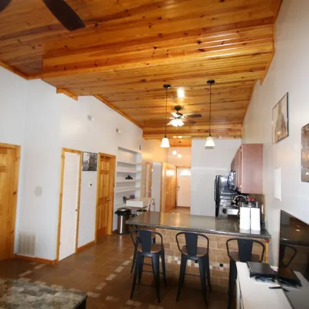 Athens City 2 bedroom, 1 bath, in town, walk to restaurants, FREE WiFi, Parking Отели в г. Атенс