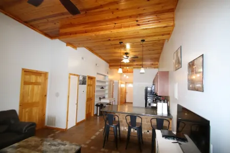 Athens City 2 bedroom, 1 bath, in town, walk to restaurants, FREE WiFi, Parking