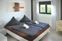 Modern bungalow with heated pool, 50m from the sea - whirlpool - - 4-Star