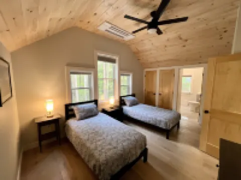 Camp Amherst: Ski and Lakeside Retreat. Killington/Okemo, Firepit, private dock!