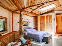 A cozy, romantic cabin perfect for couples.Pets are always welcome, owners too! 맥도웰 카운티 호텔