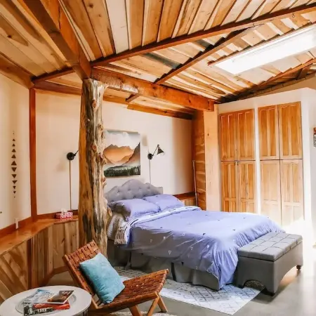 A cozy, romantic cabin perfect for couples.Pets are always welcome, owners too!
