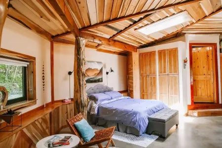 A cozy, romantic cabin perfect for couples.Pets are always welcome, owners too!