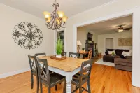 Modern Comfort Meets Relaxation- Spa Style Master with a Jacuzzi& Outdoor Oasis Hotels in Thomasville