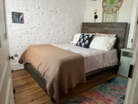 Row-home 3min drive to Central Market,Office,Patio w/ Fire Pit, Artistic Accents