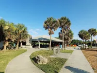 Beachside Pool House with heated pool, Short Walk to the Beach! - プライペートプール