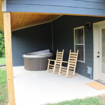 Smoky Mountains Cabin w/ Hot Tub & Cozy Fireplace