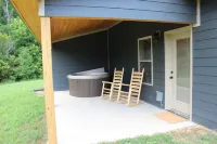 Smoky Mountains Cabin w/ Hot Tub & Cozy Fireplace