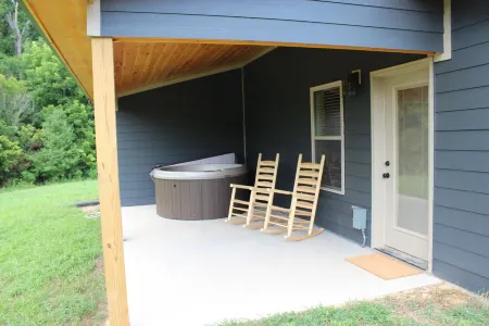 Smoky Mountains Cabin w/ Hot Tub & Cozy Fireplace
