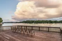 Lakeside Cottage w/ Spacious Multi-level Deck and Outdoor Living Space