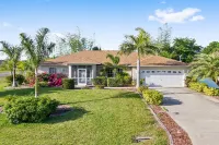 Fenced, private, family friendly villa with exotic poolside views near airport. Hoteles en Lehigh Acres