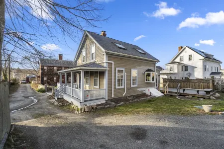 NEW 2BR Home Minutes to Downtown Rockport+Beach!