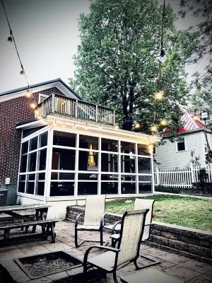 Helen's House-3 bed, 2 bath bungalow 3 blocks from Main Street!!!