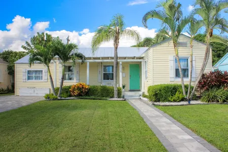 A beautifully renovated private home with a large backyard, Pool, and Hot Tub Отели рядом с достопримечательностью «Университет Палм Бич Атлантик»