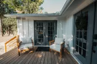 Stylish Hill Country cottage 3 blocks to Main