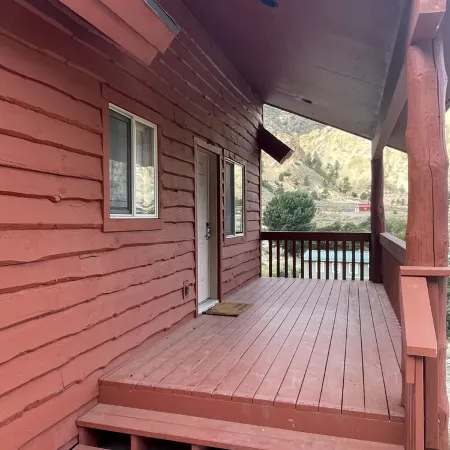 Charming cabin retreat near the picturesque Sevier River and Piute ATV trail.