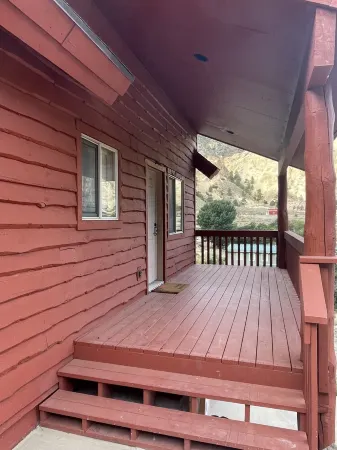 Charming cabin retreat near the picturesque Sevier River and Piute ATV trail.