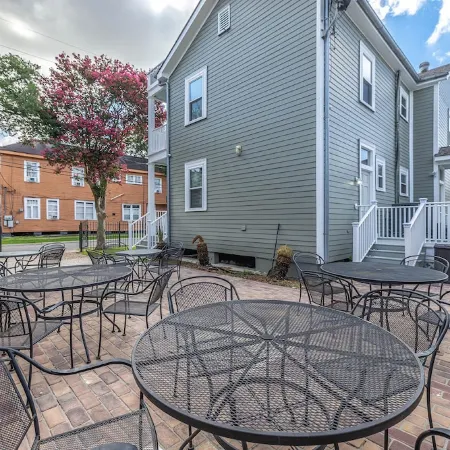 Garden District Upscale Summer Escape w/Gated Off-St Parking & Streetcar Access
