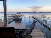 Spacious North Shore 2 bedroom Lake Condo with a Dock! 克利爾萊克住宿飯店