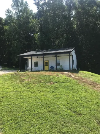 Adorable cottage. You will not find a better direct view of Patoka Lake.