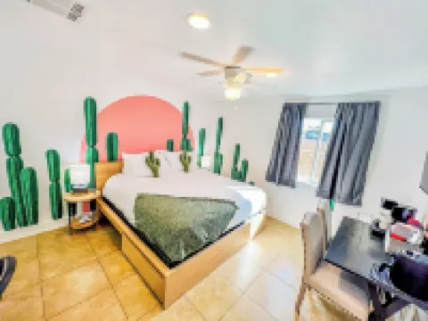 Artsy Studio w/Private Patio 5mins to Airport & Downtown PHX - Sky Harbor Suite