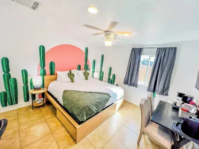 Artsy Studio w/Private Patio 5mins to Airport & Downtown PHX - Sky Harbor Suite 피닉스 중심가 호텔