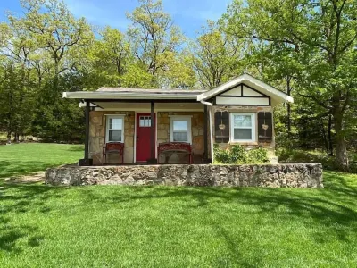 Cabin No. 2 @ The Old Swiss Village - Lake View! Hotel dekat Margaritaville Lake Resort Lake of the Ozarks