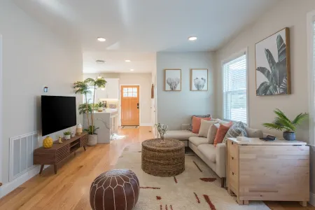 Airy Downtown 1BR w/ Parking Отели в г. Принстон