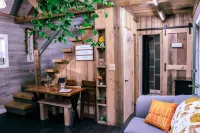 Cozy Off-grid Cabin within a private setting loaded with spa like amenities
