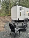 Charming 2-bedroom farmhouse style tiny home in  Rainier with Hot tub