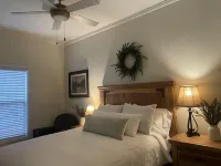 Walking distance to Downtown Historic Main Street and Outlaw Square - Kitchens