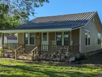 Countryside Cowboy Cabin is only minutes from Frankston and pet friendly